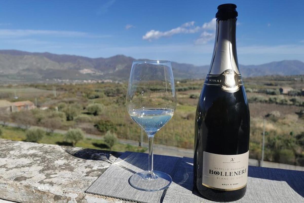 flaska af víni og glas á borði