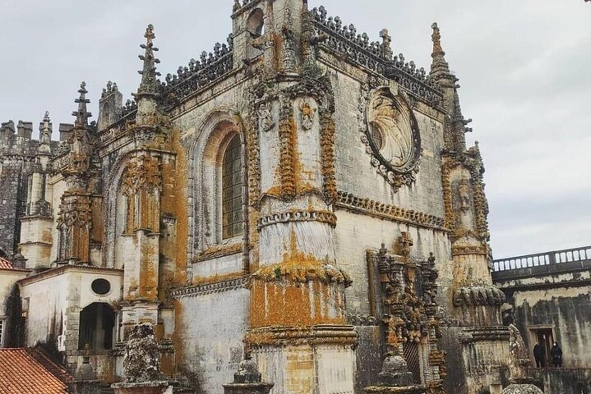 un vecchio edificio con un orologio su un lato
