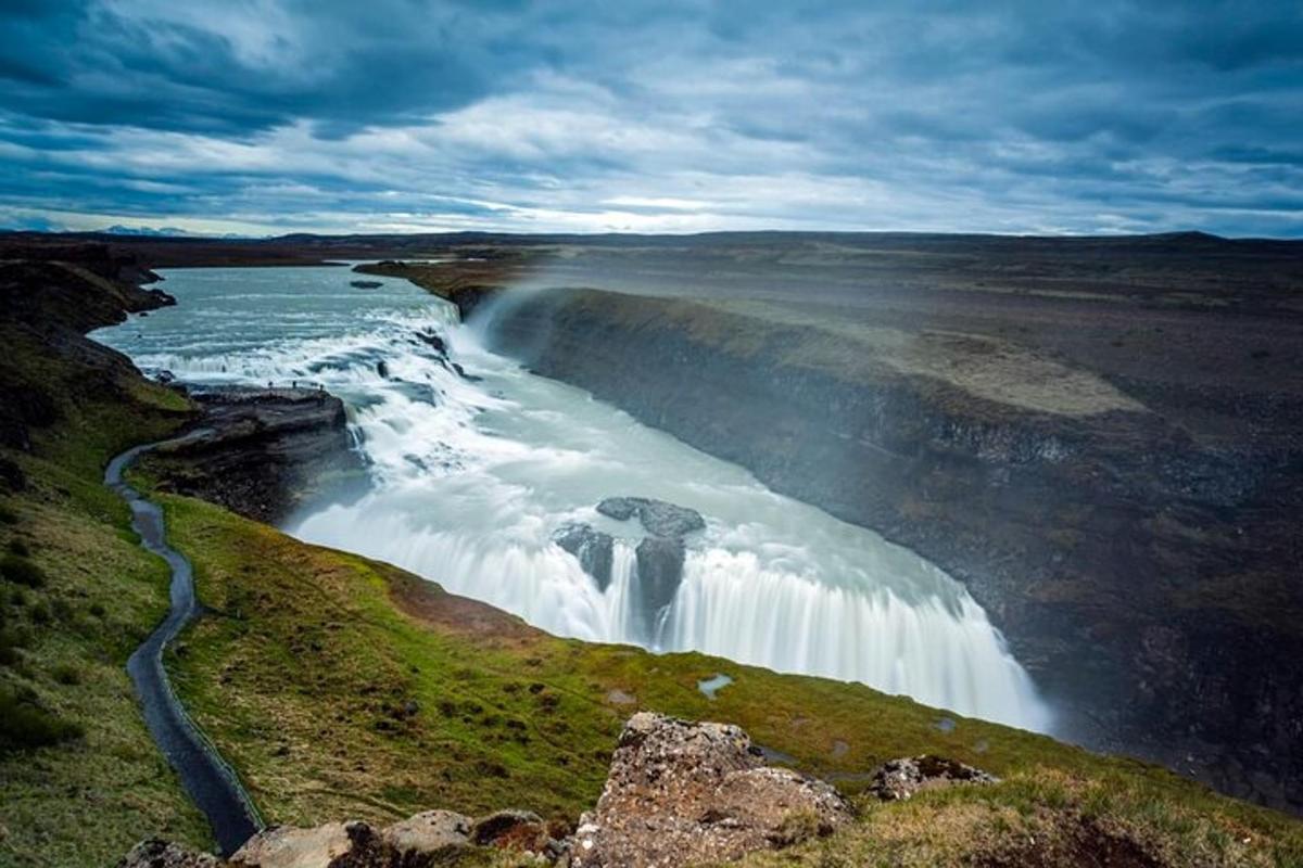 una cascada en la orilla de un río
