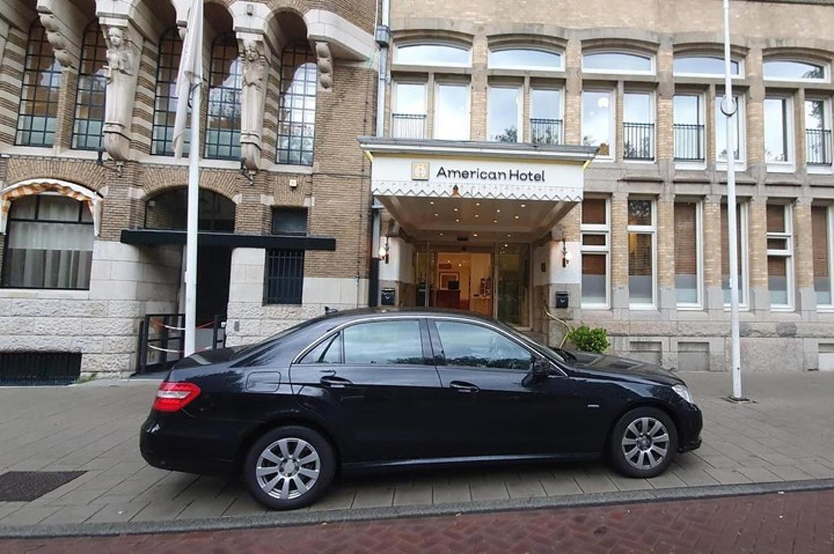 melna automašīna novietota ēkas priekšā