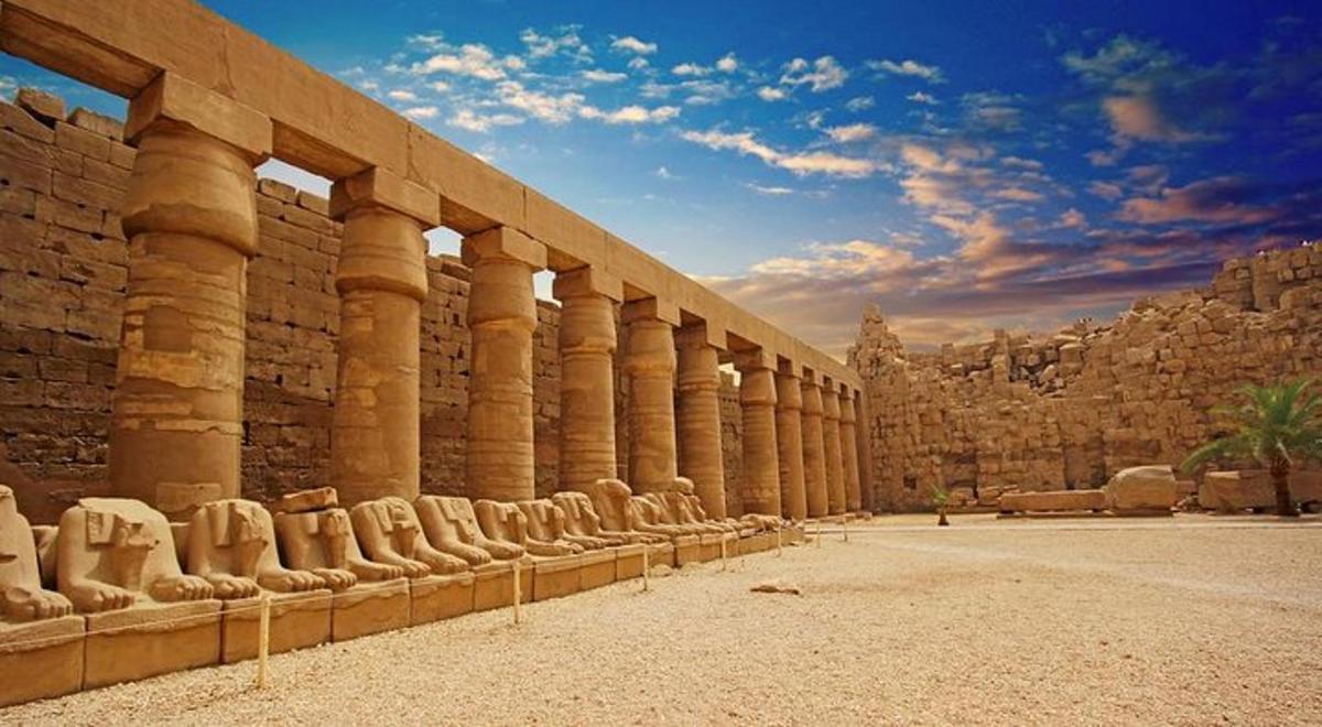 una fila di colonne su un edificio con un cielo