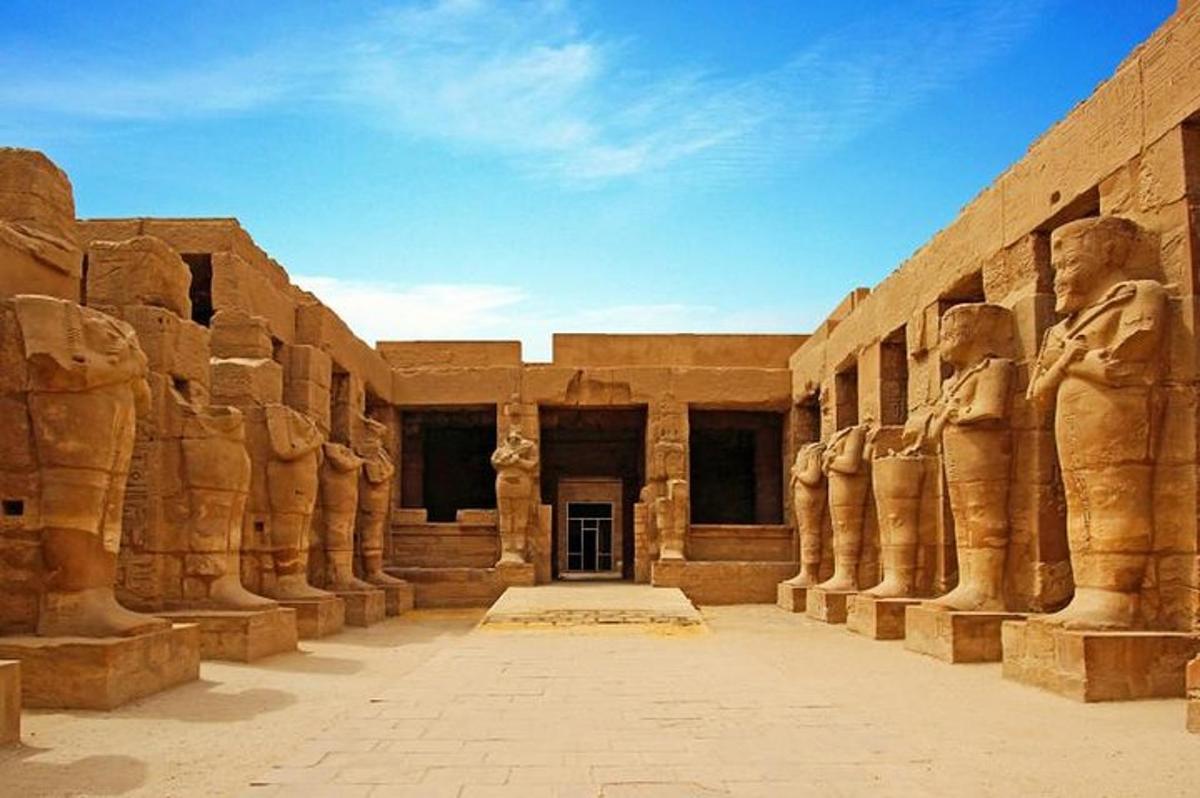un edificio con statue ai lati