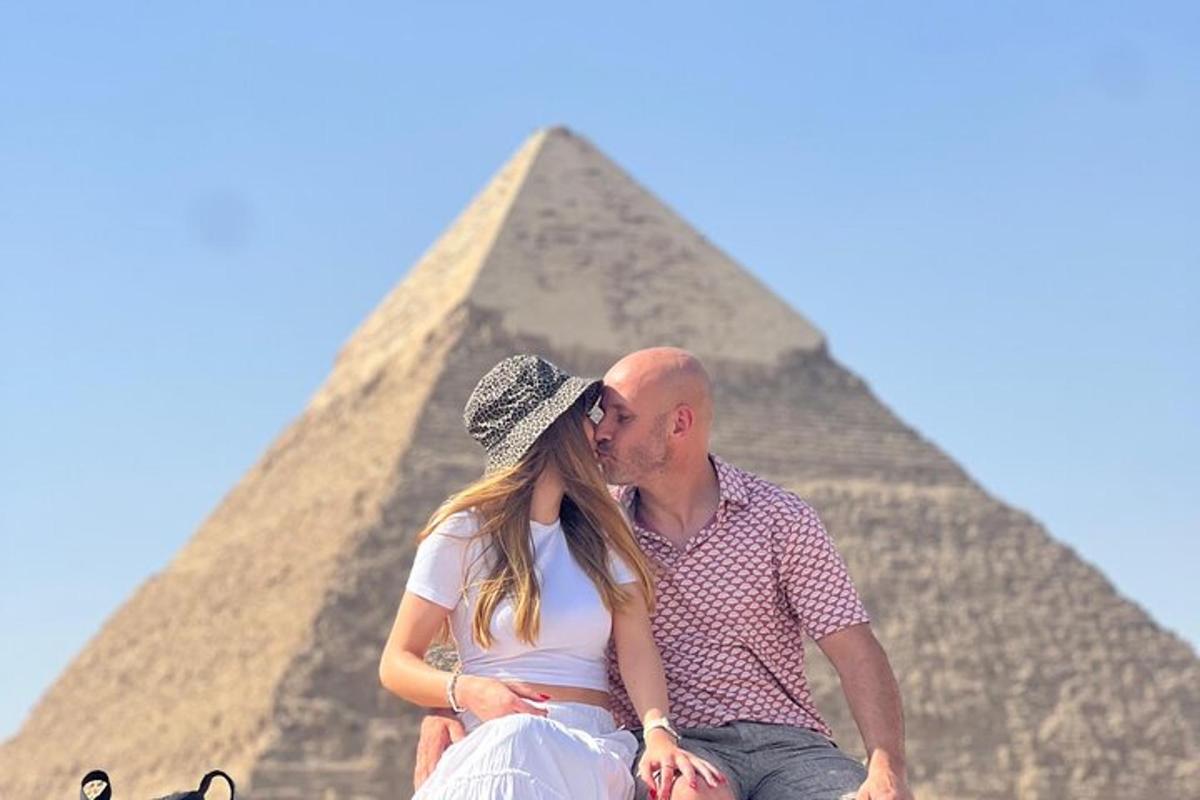 muž a žena sedící před pyramidami
