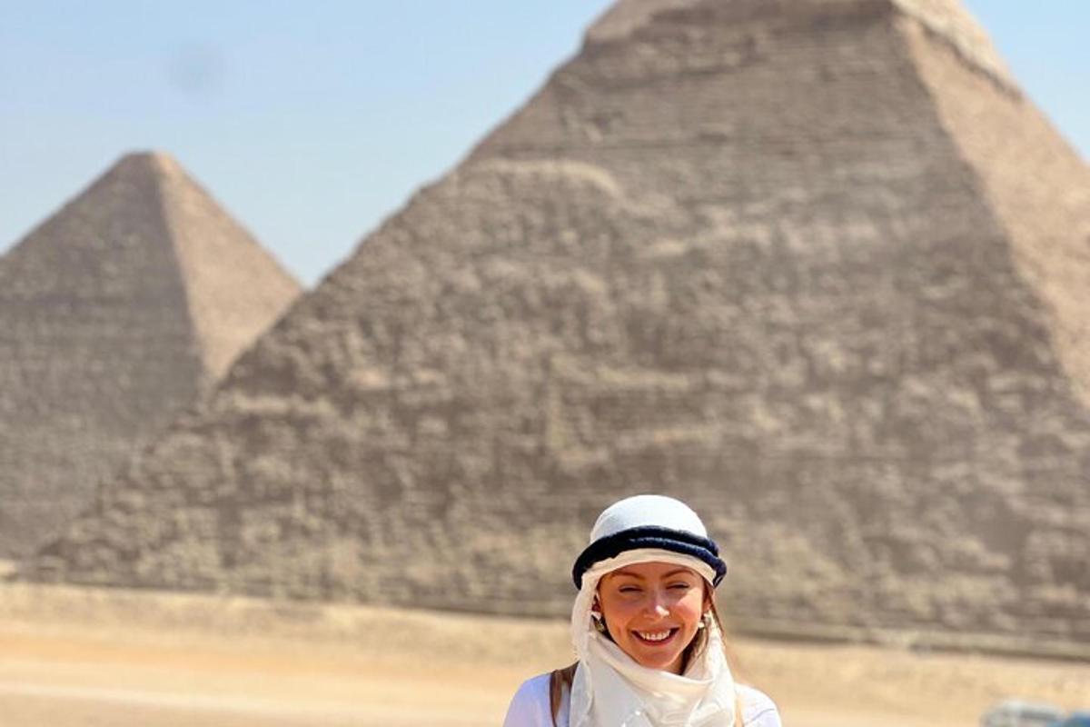 žena stojící před pyramidami