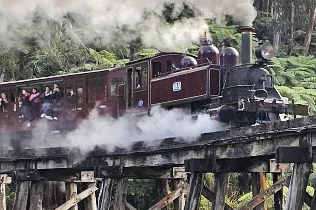 bir köprüde eski bir buharlı tren