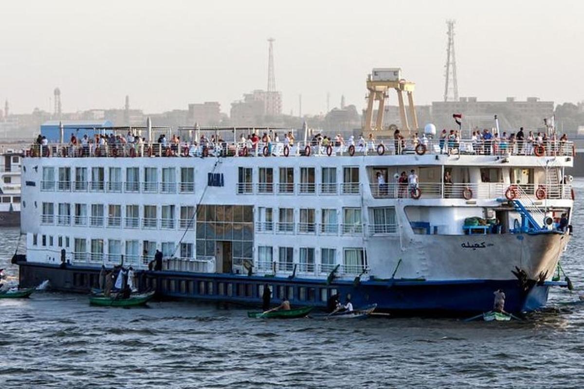 Un gran barco con gente a bordo en el agua.