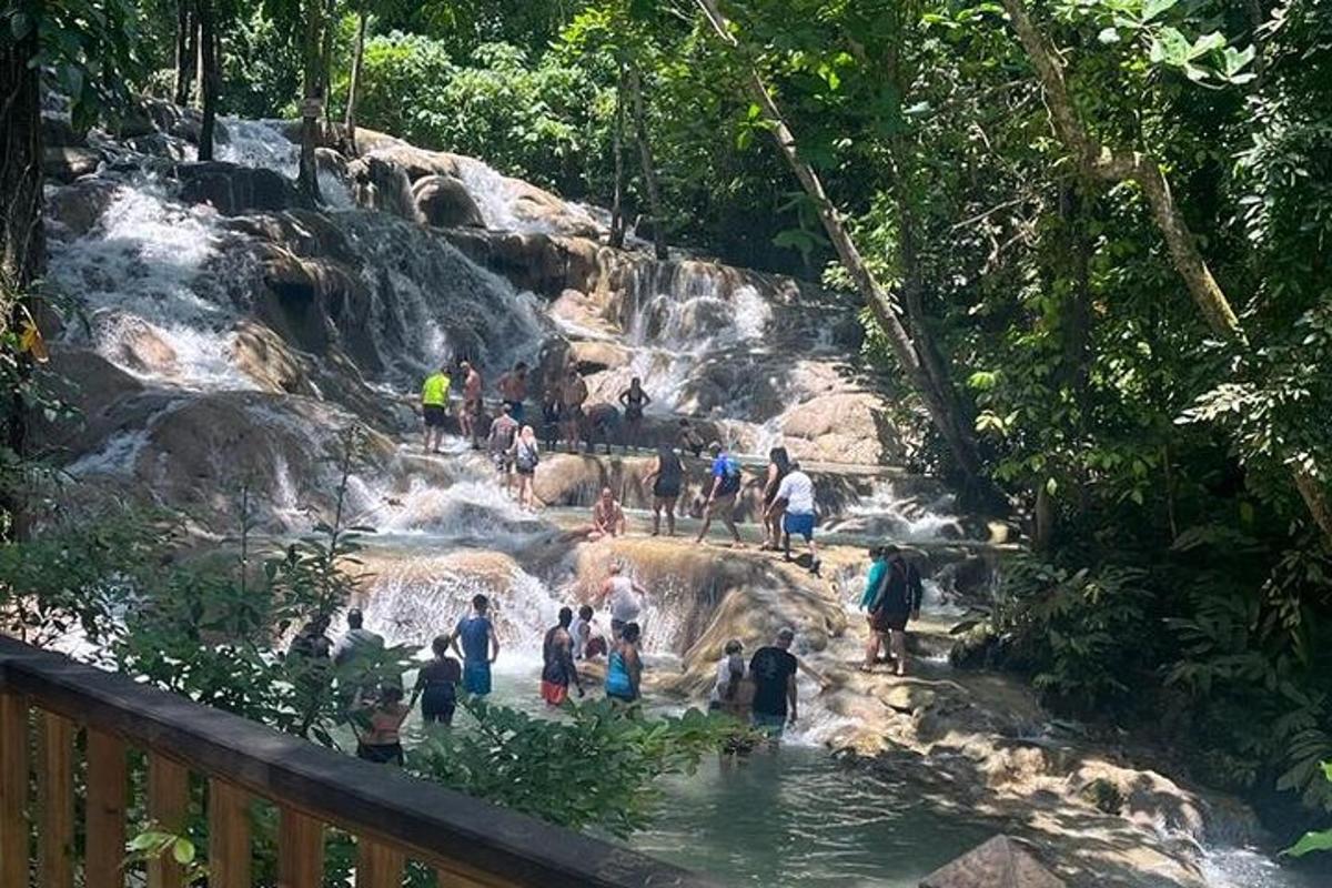 un gruppo di persone in piedi in una cascata