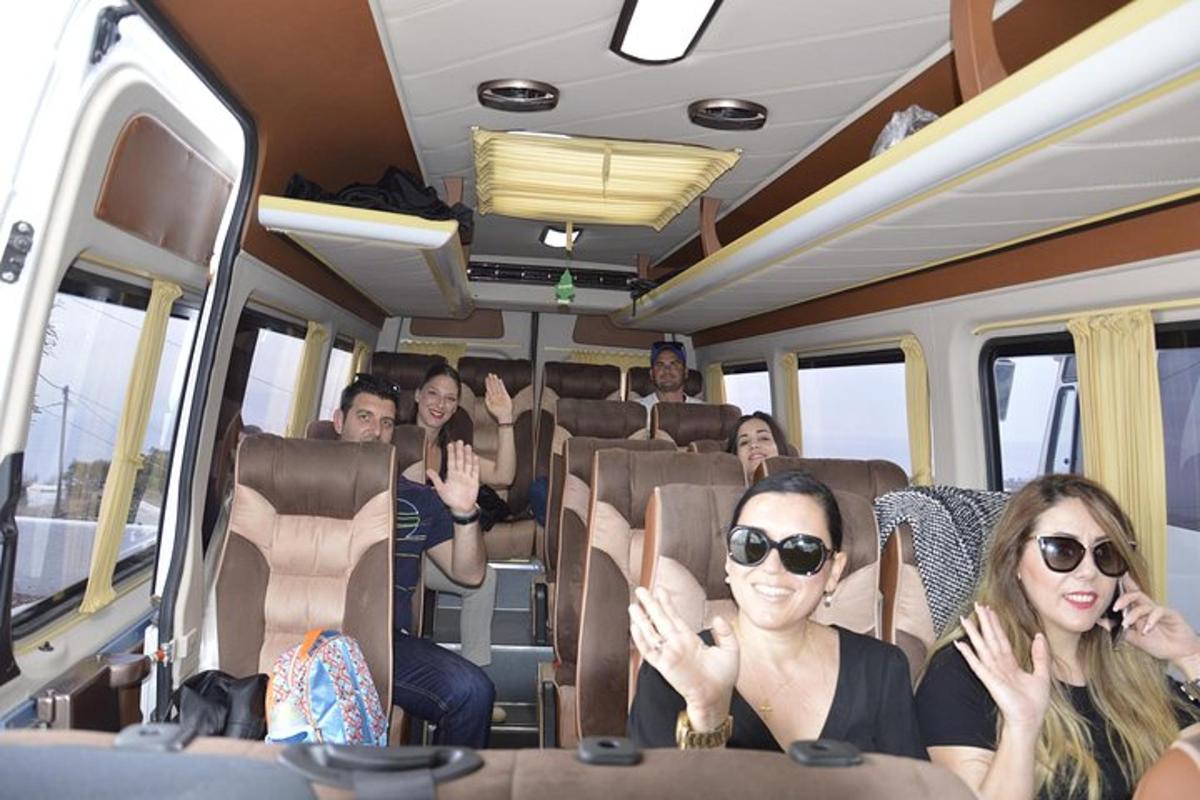 skupina ljudi, ki sedijo na avtobusu