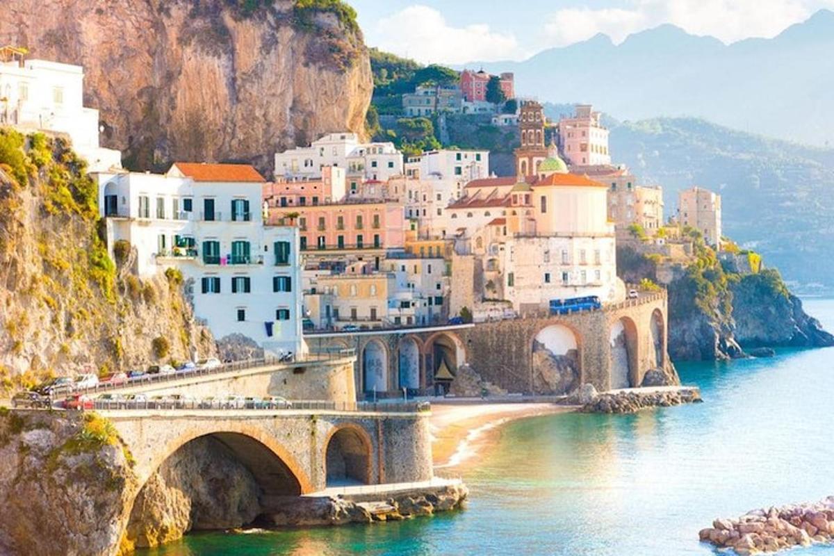 một góc nhìn của bờ biển Amalfi với một cây cầu