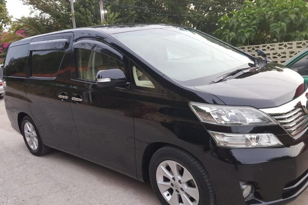 sebuah van hitam diletakkan di tepi jalan