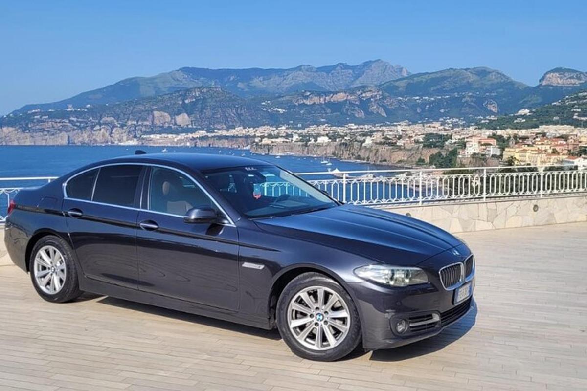 modré auto zaparkované u oceánu