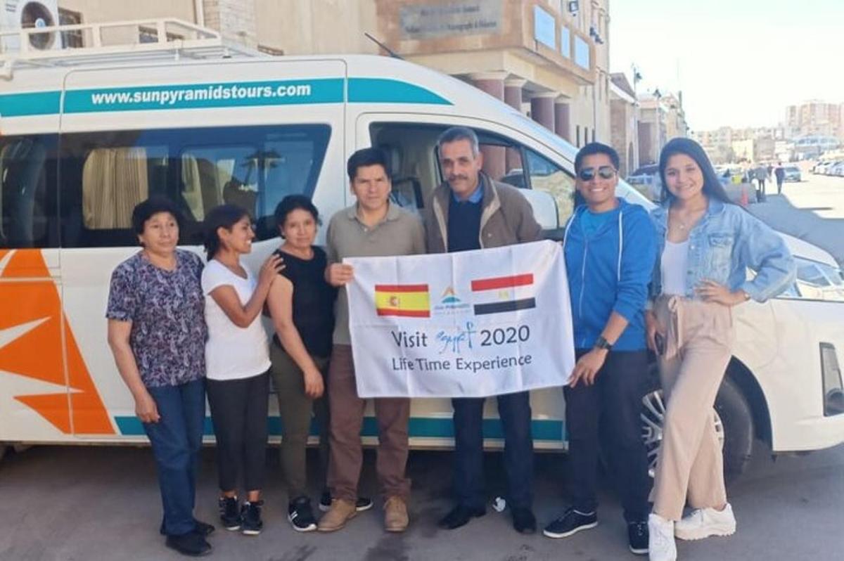 Un grupo de personas de pie delante de una camioneta