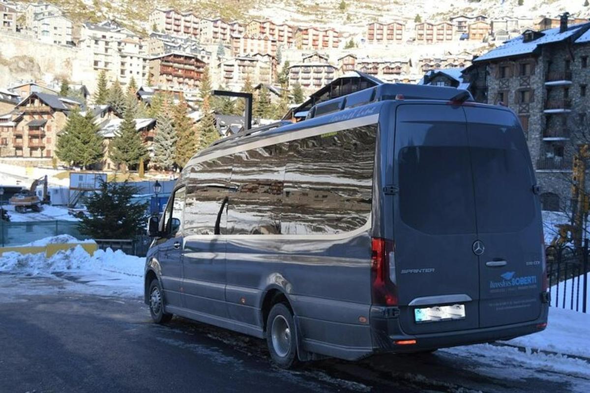 uma van estacionada na beira de uma rua