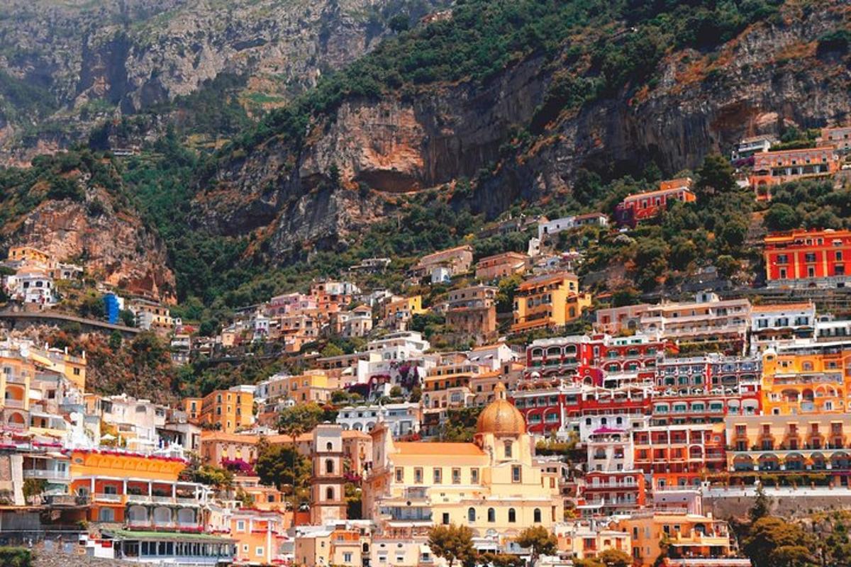 un gruppo di edifici su una collina con una montagna