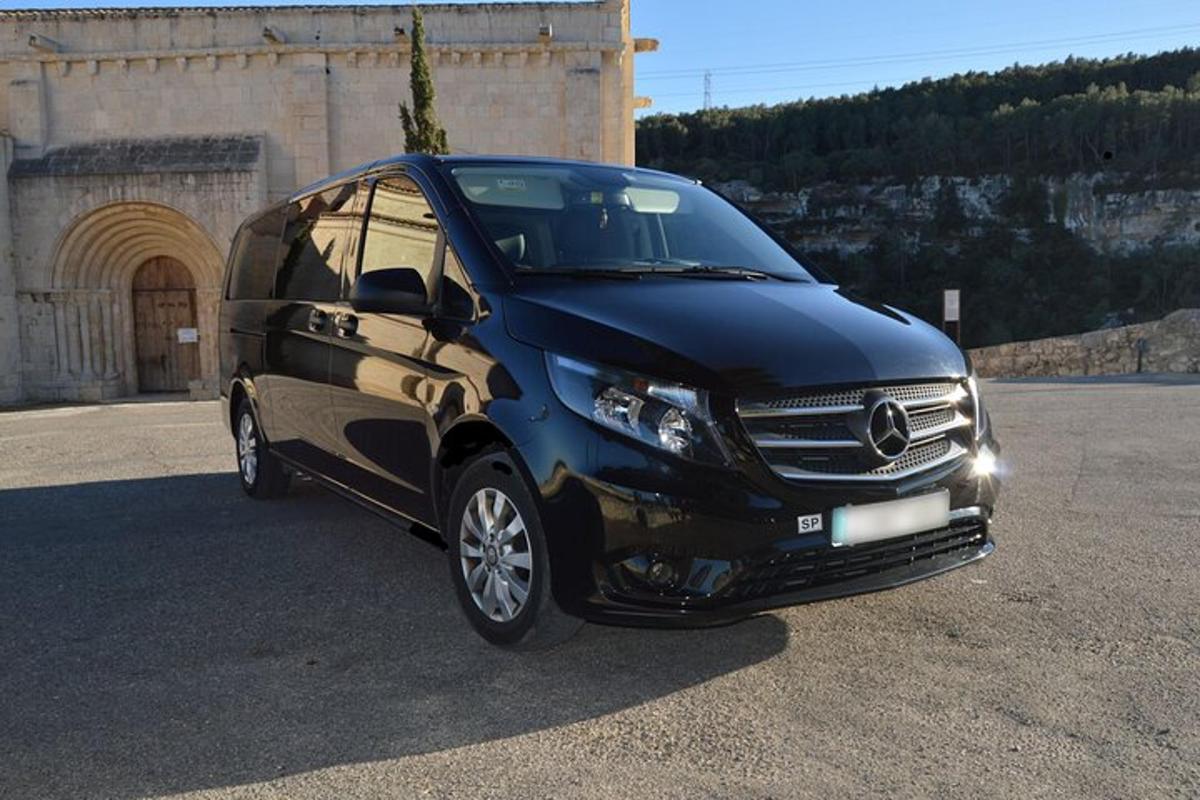 ein schwarzes Auto, das vor einem Gebäude geparkt ist