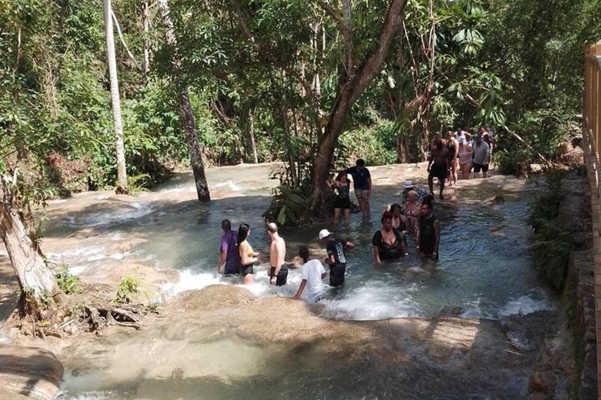 un gruppo di persone in piedi in un corso d'acqua