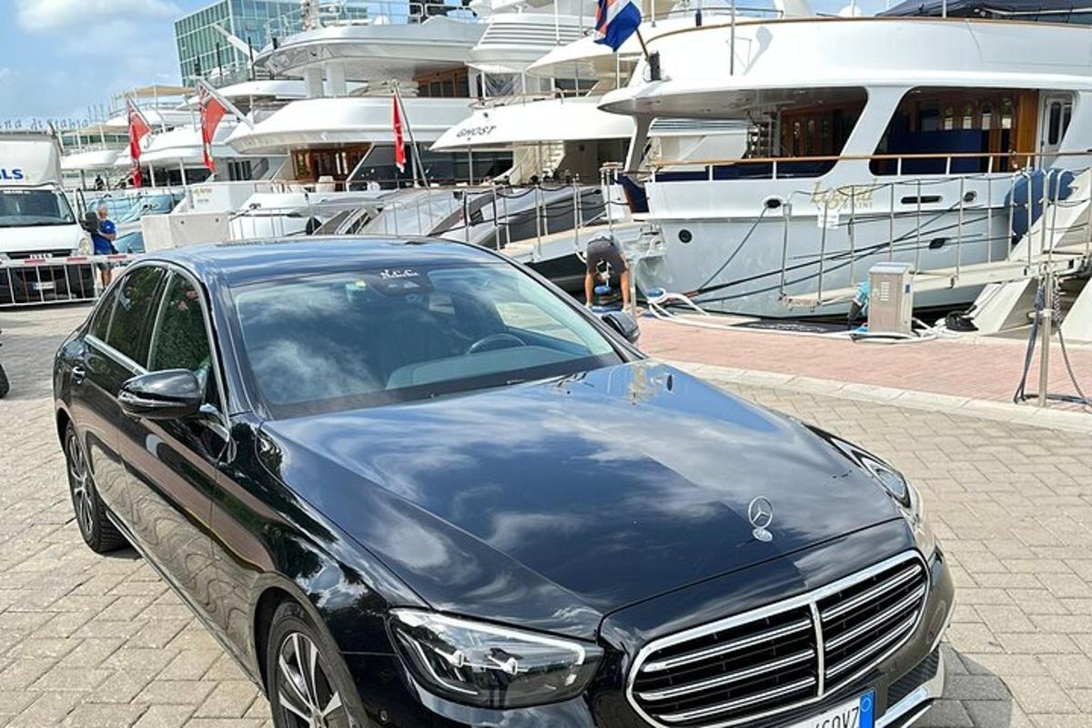 un'auto nera parcheggiata davanti a una barca