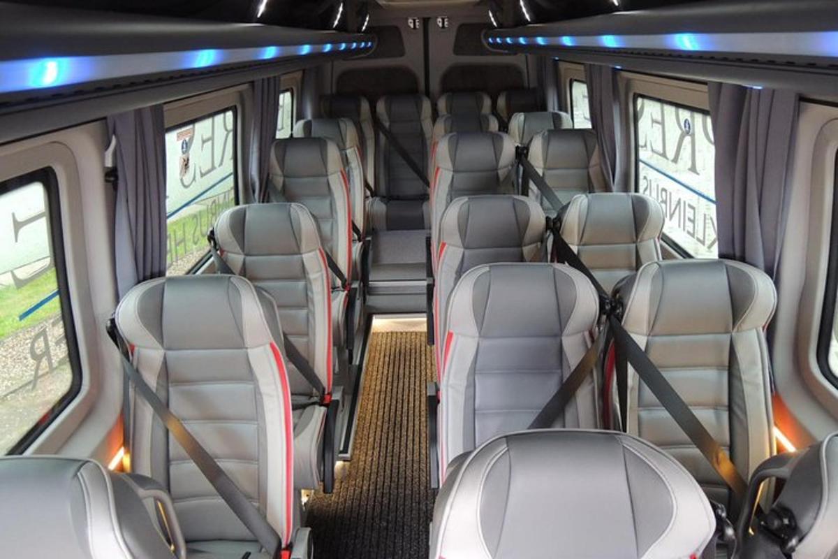 um vagão de trem vazio com assentos vazios em um ônibus