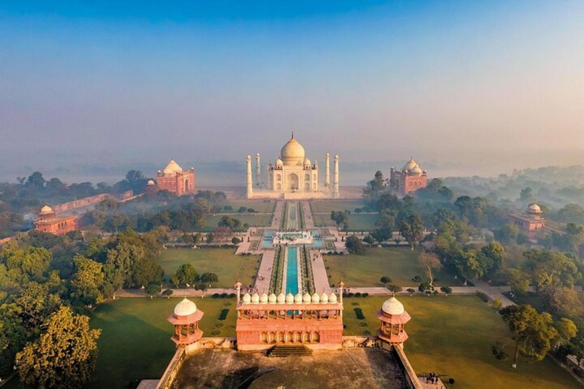 Loftmynd af Taj Mahal höllinni og görðunum