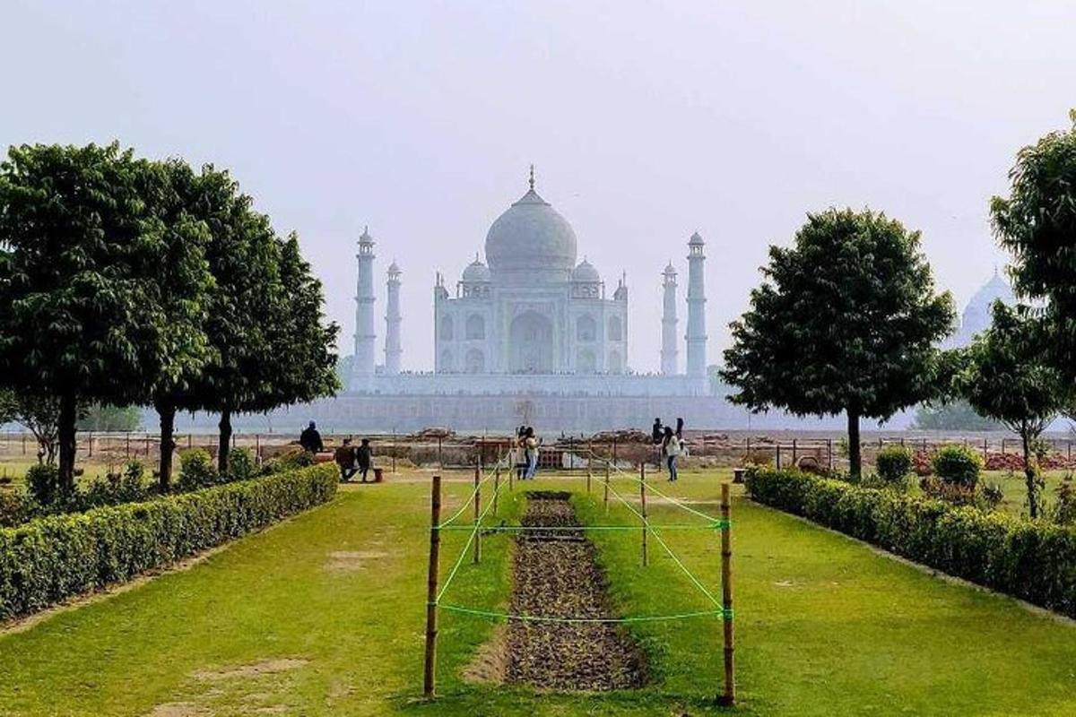 una vista del Taj Mahabalipuram des de la gespa del davant
