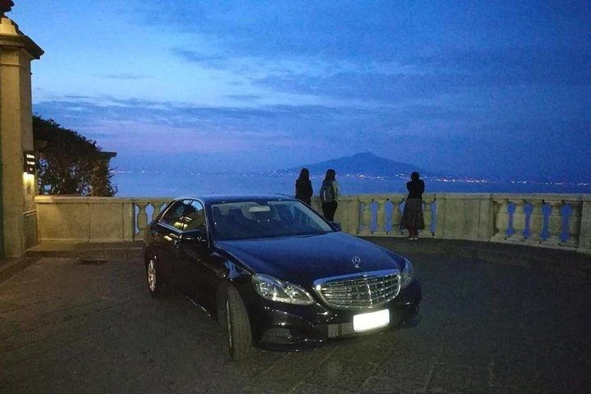 černé auto zaparkované v noci na ulici