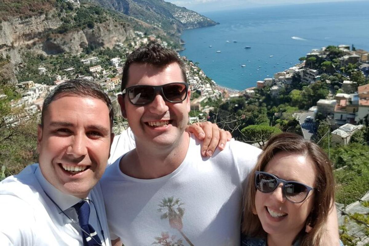 dois homens e uma mulher posando para uma foto