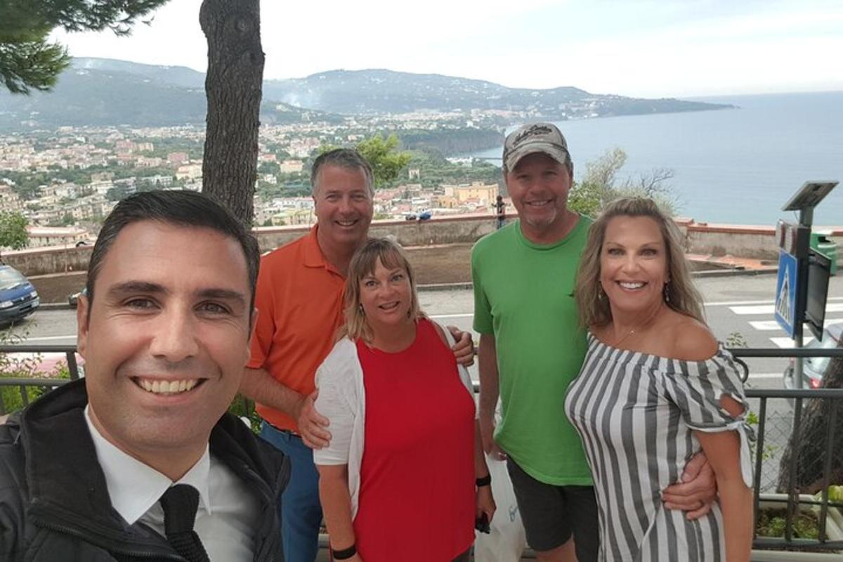 um grupo de pessoas posando para uma foto