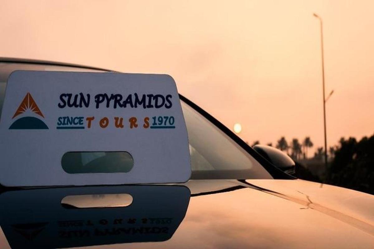 auto s nálepkou na boku
