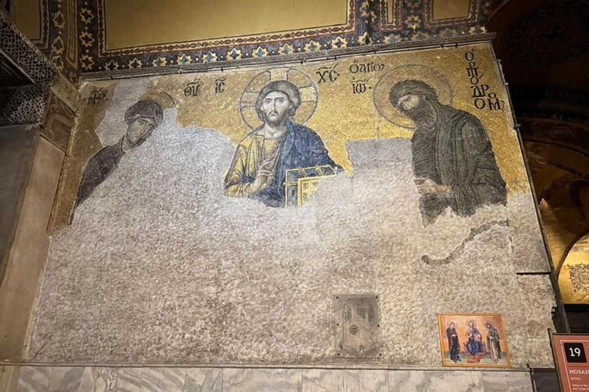 un muro con sopra il dipinto di un papa