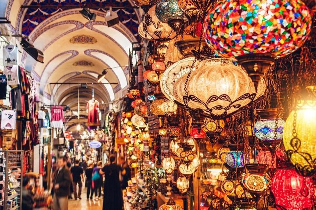 un mercato con molte lampade e persone che lo attraversano