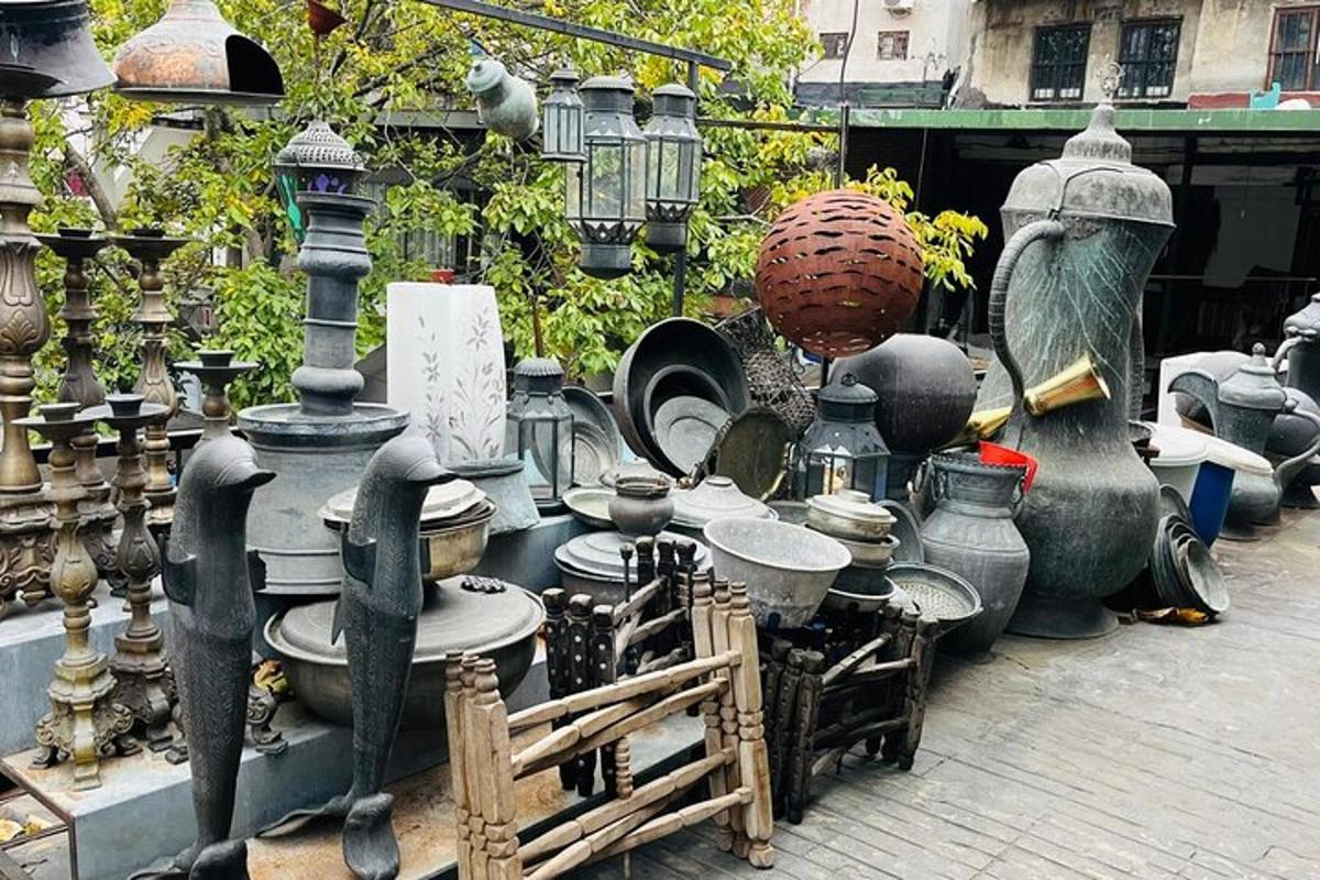 un gruppo di vasi e altri oggetti in mostra
