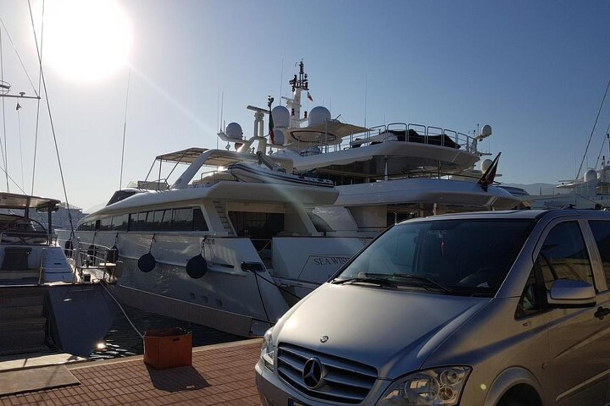 ένα αυτοκίνητο παρκαρισμένο μπροστά από μια βάρκα