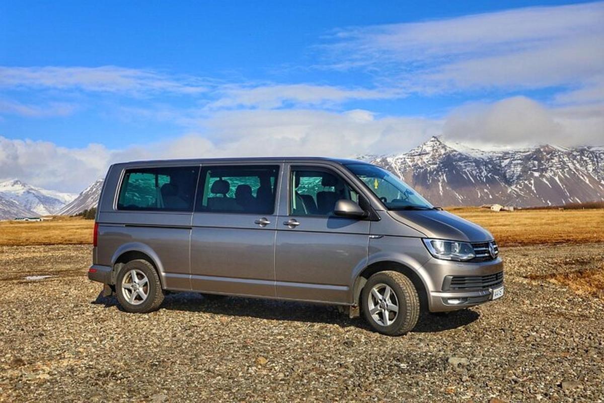 silfurlitaður sendibíll lagður fyrir framan nokkur fjöll