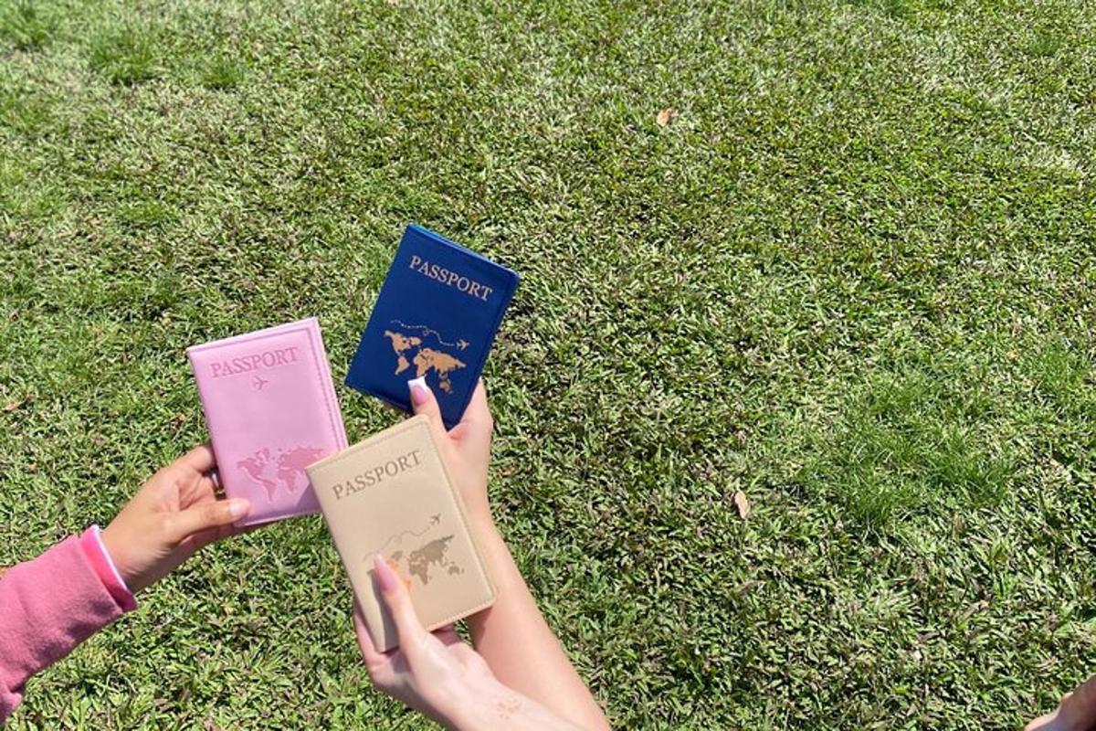 seseorang yang memegang dua buku di tangan mereka di atas rumput