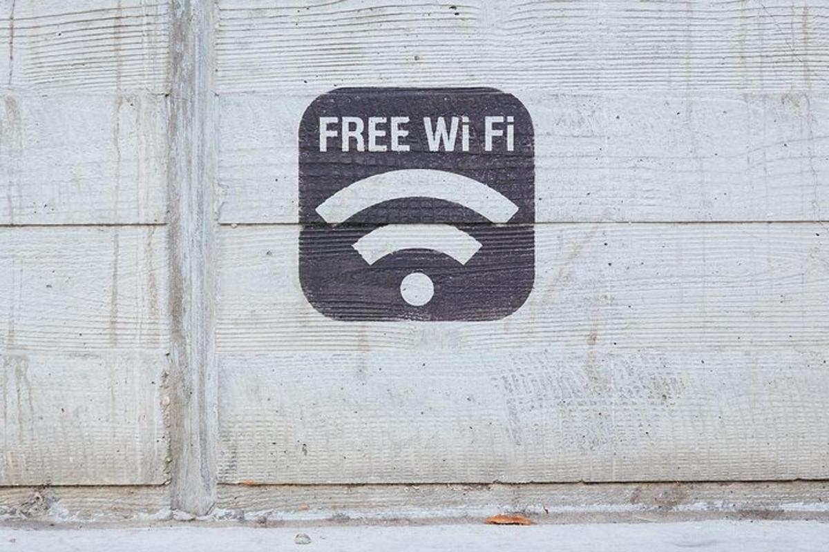 cedule na cihlové zdi s nápisem bezplatné Wi-Fi