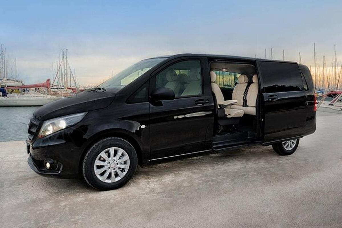 uma van preta estacionada ao lado de uma marina