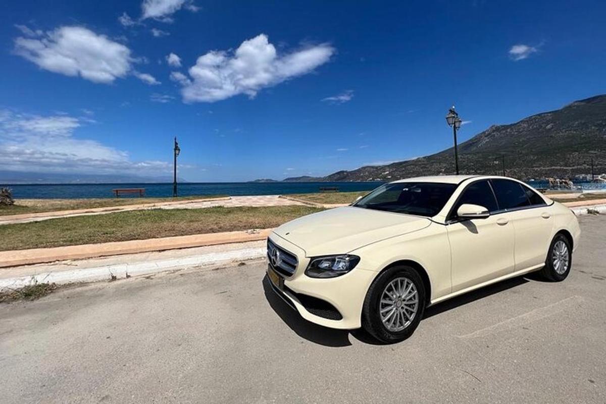bílé auto zaparkované na silnici poblíž oceánu
