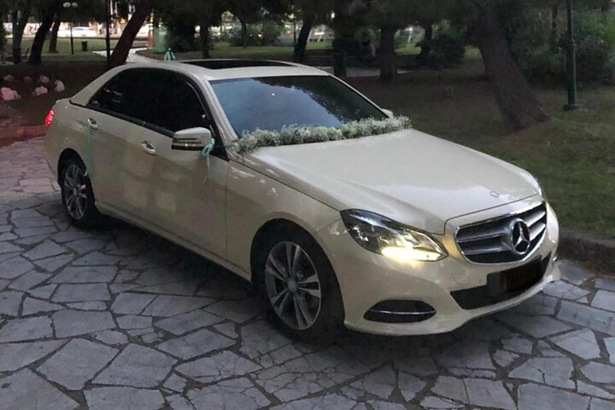 bílé auto zaparkované na kamenné příjezdové cestě