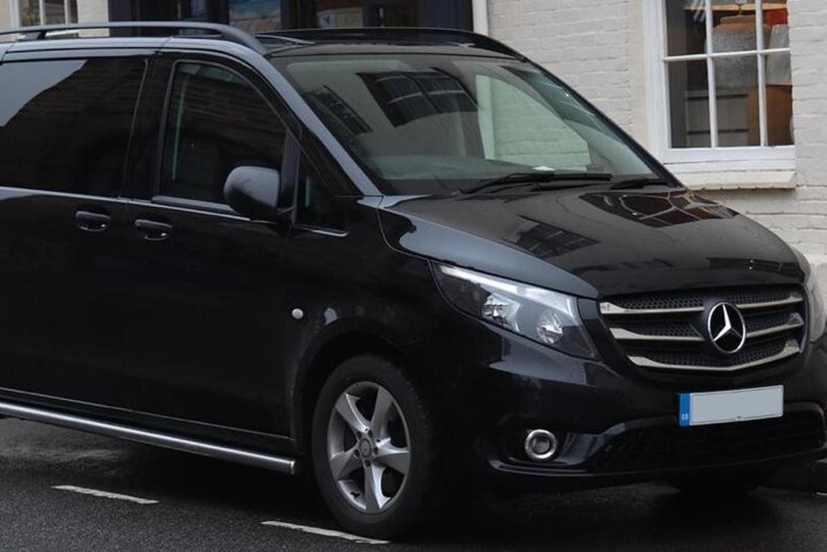 černé auto zaparkované na parkovišti