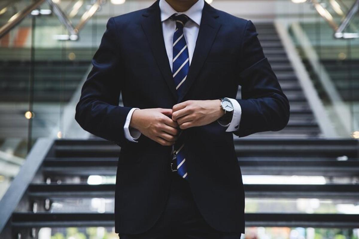 一位西装革履的男士用双手