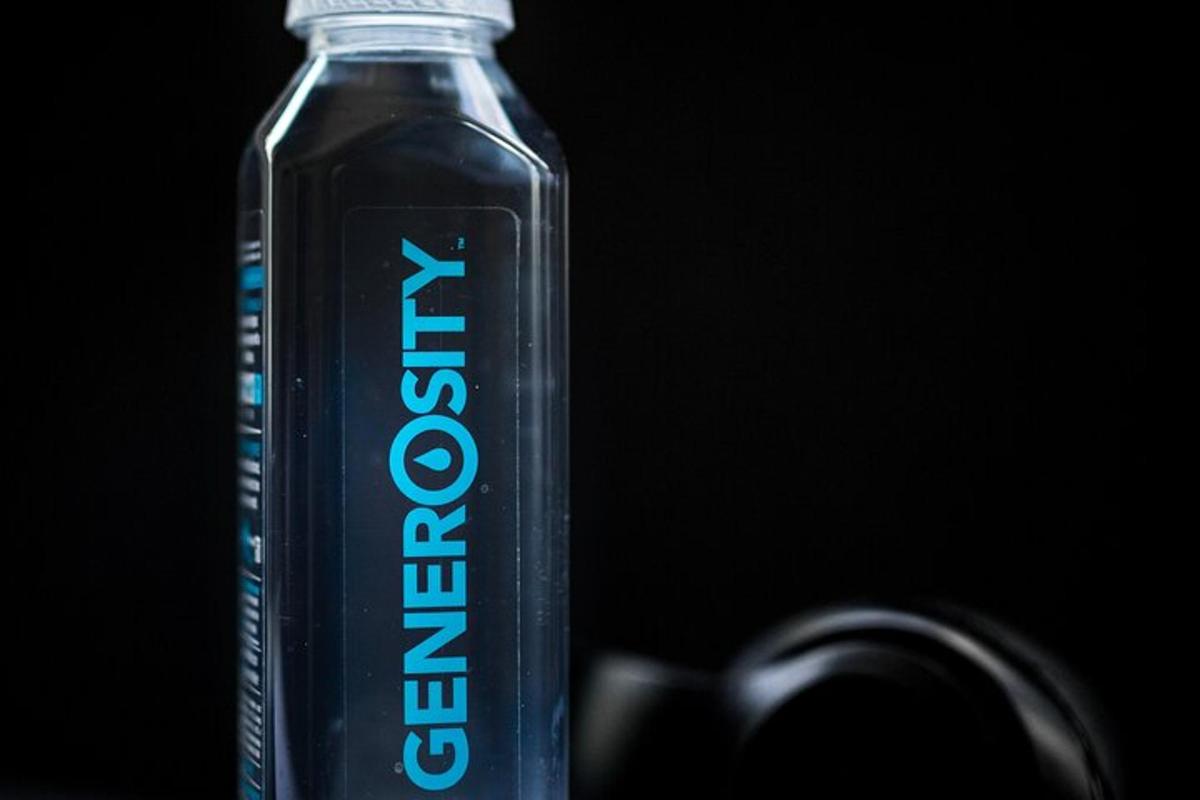 sebotol air dengan perkataan defiance