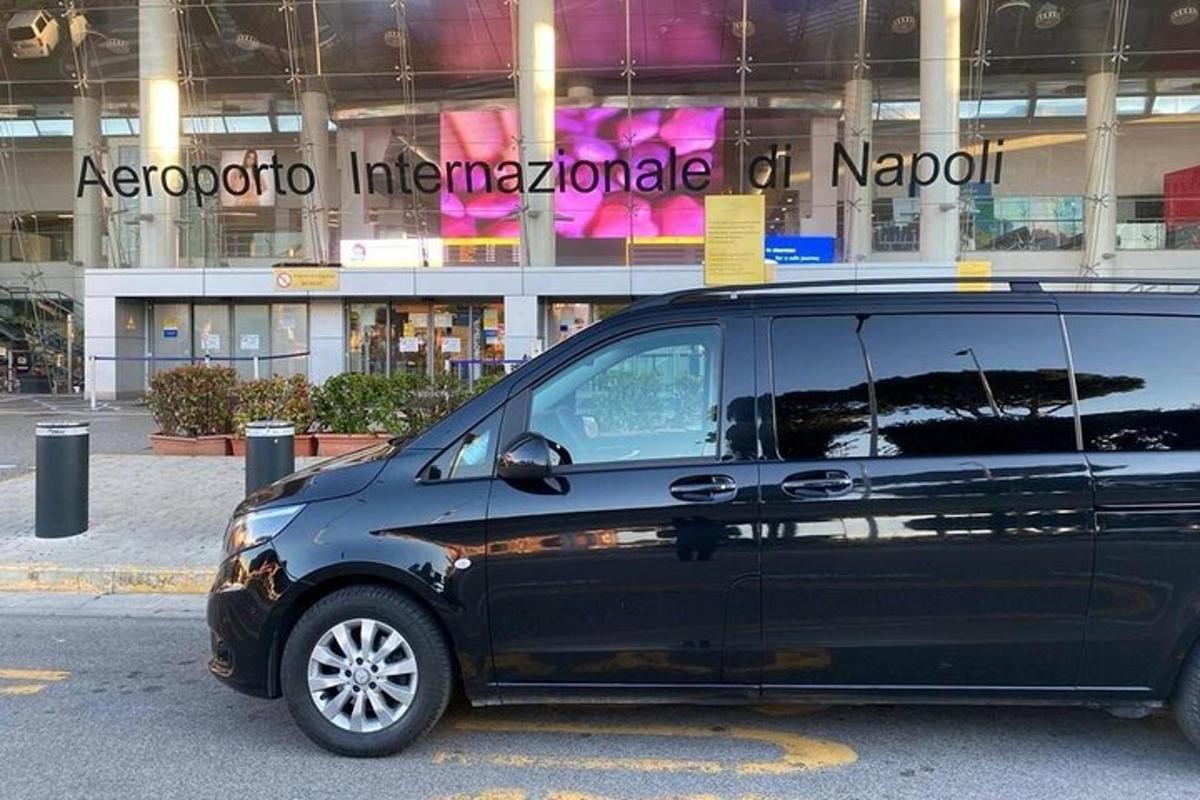 ένα μαύρο βαν παρκαρισμένο μπροστά από ένα κτίριο