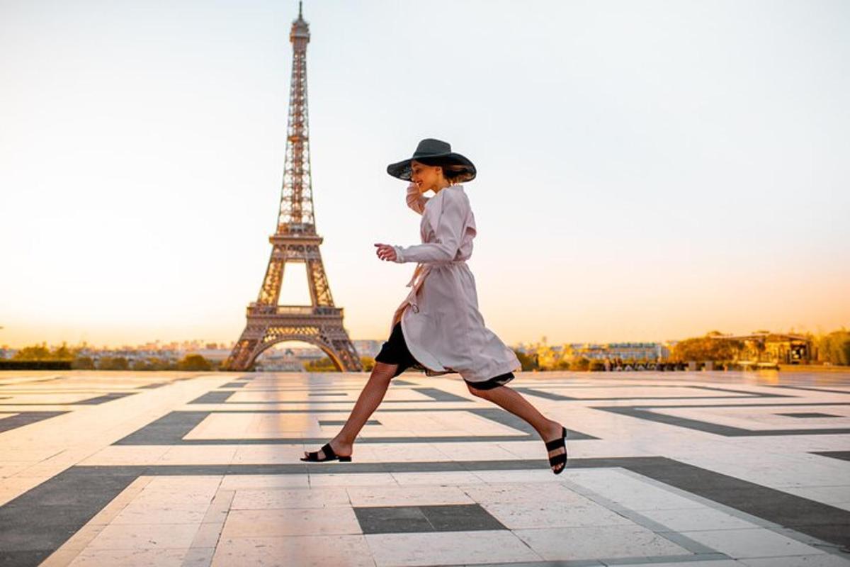 Una mujer caminando frente a la Torre Eiffel
