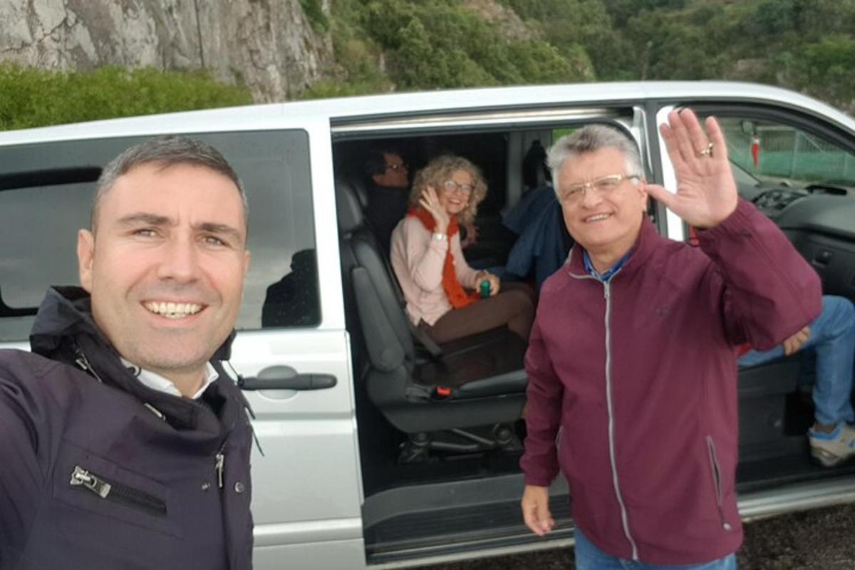 Tveir menn standa fyrir framan sendibíl