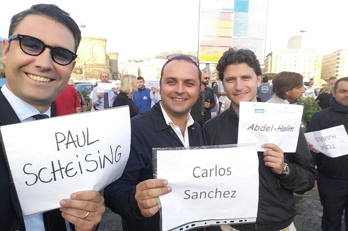 un grup de bărbați care țin pancarte