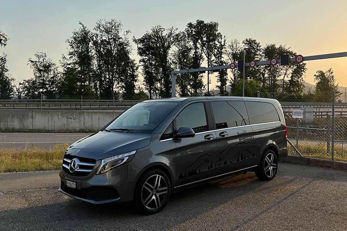 črn kombi parkiran ob cesti
