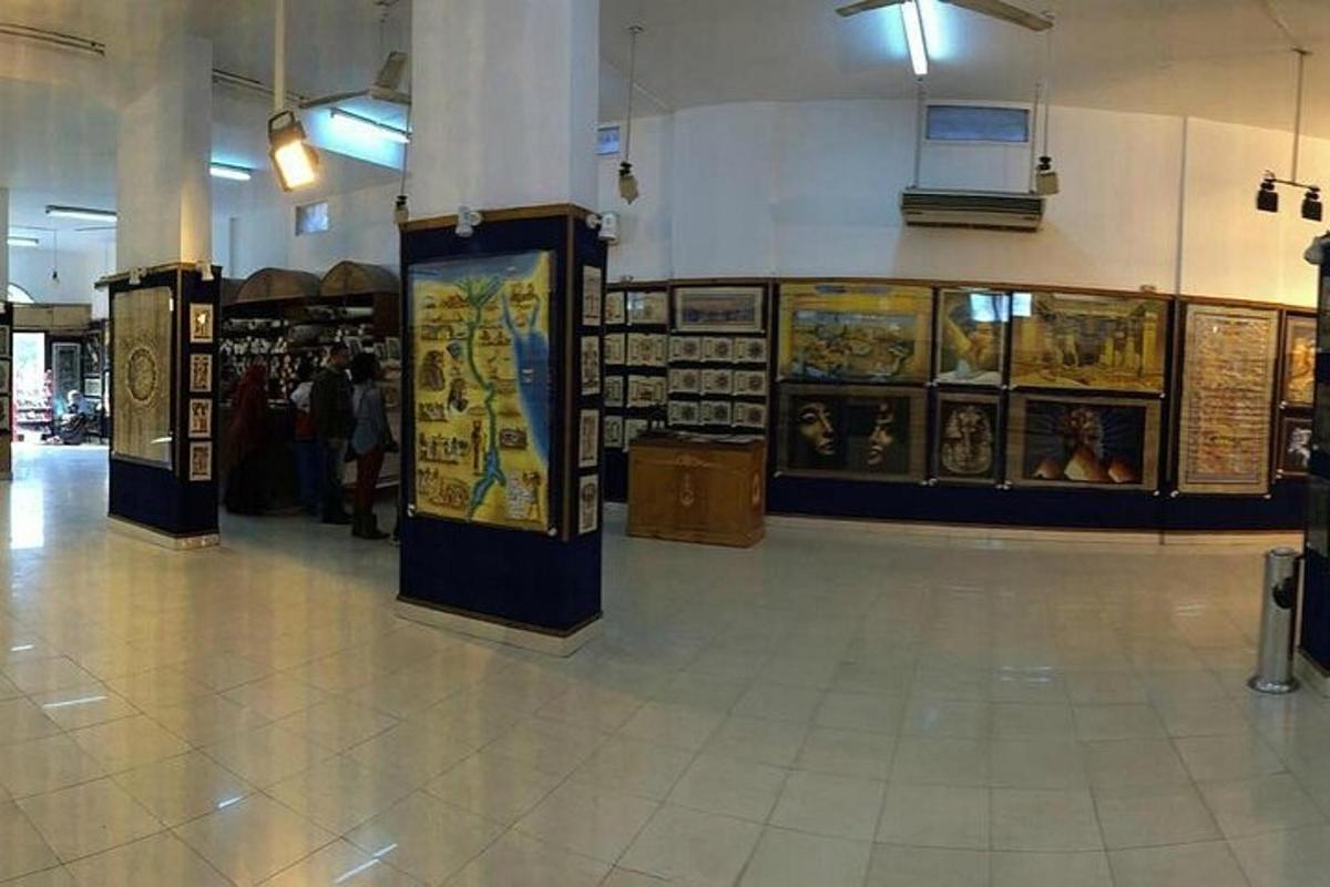 duvarlarında posterler olan bir mağazanın bulunduğu bir bina
