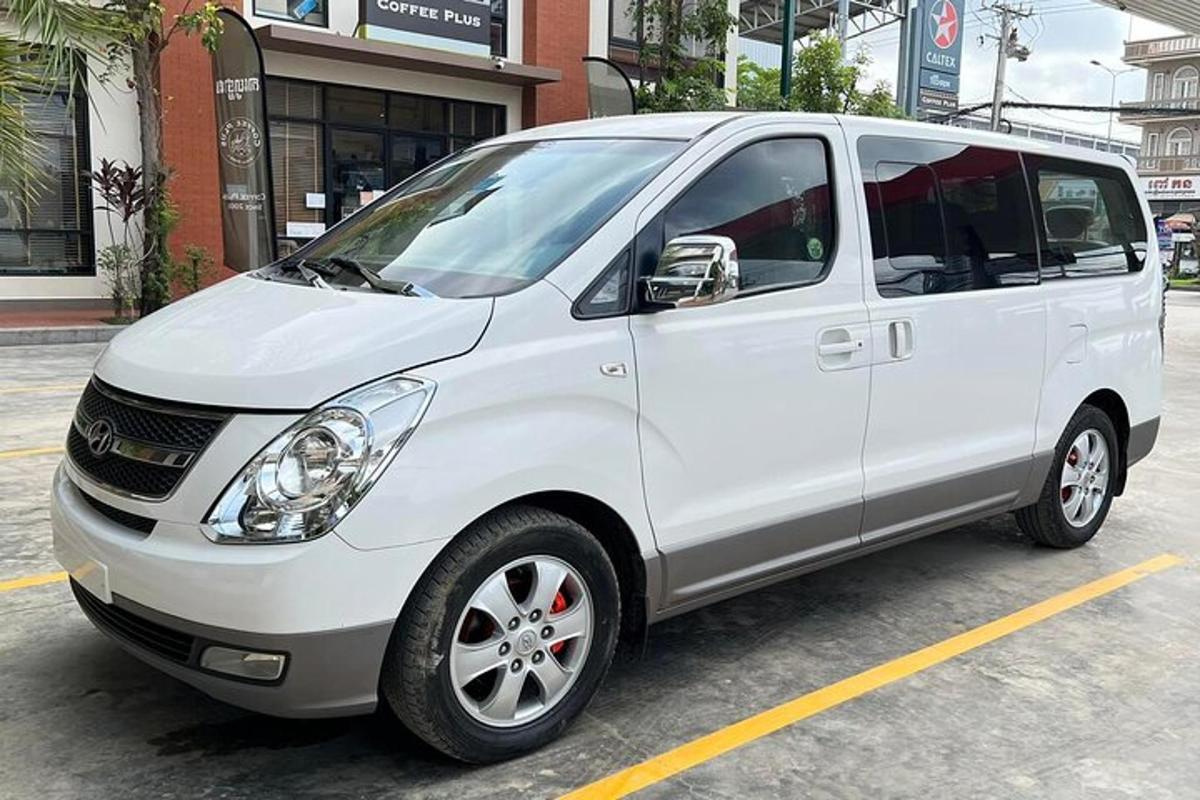 một chiếc xe tải màu trắng đỗ trong bãi đậu xe