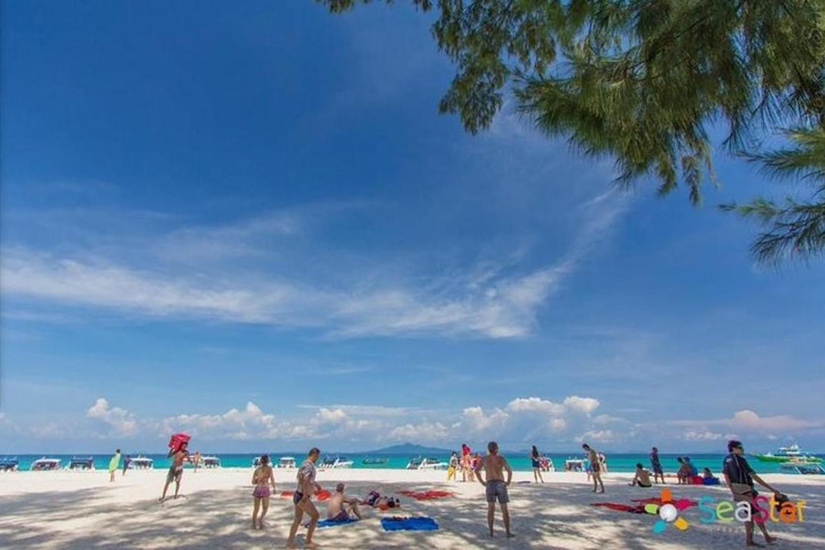 um grupo de pessoas em pé na praia