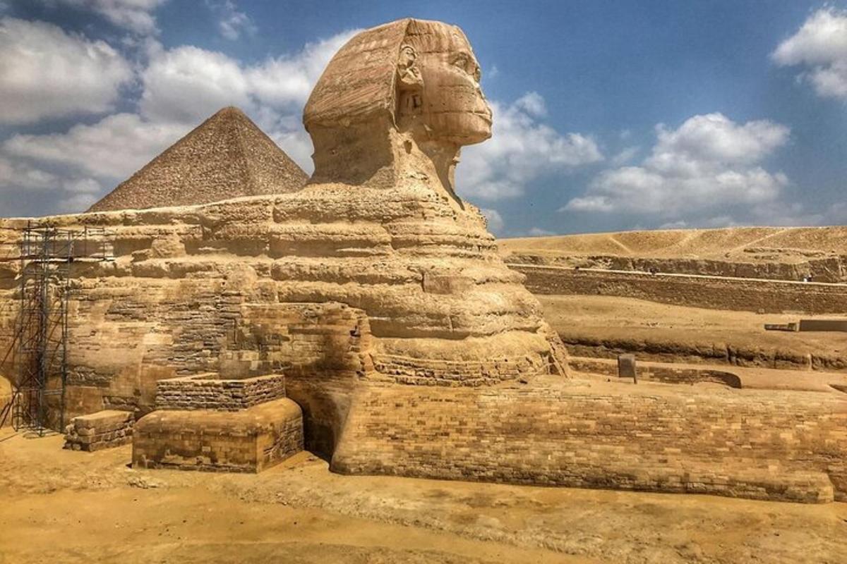 socha sfingy před pyramidami